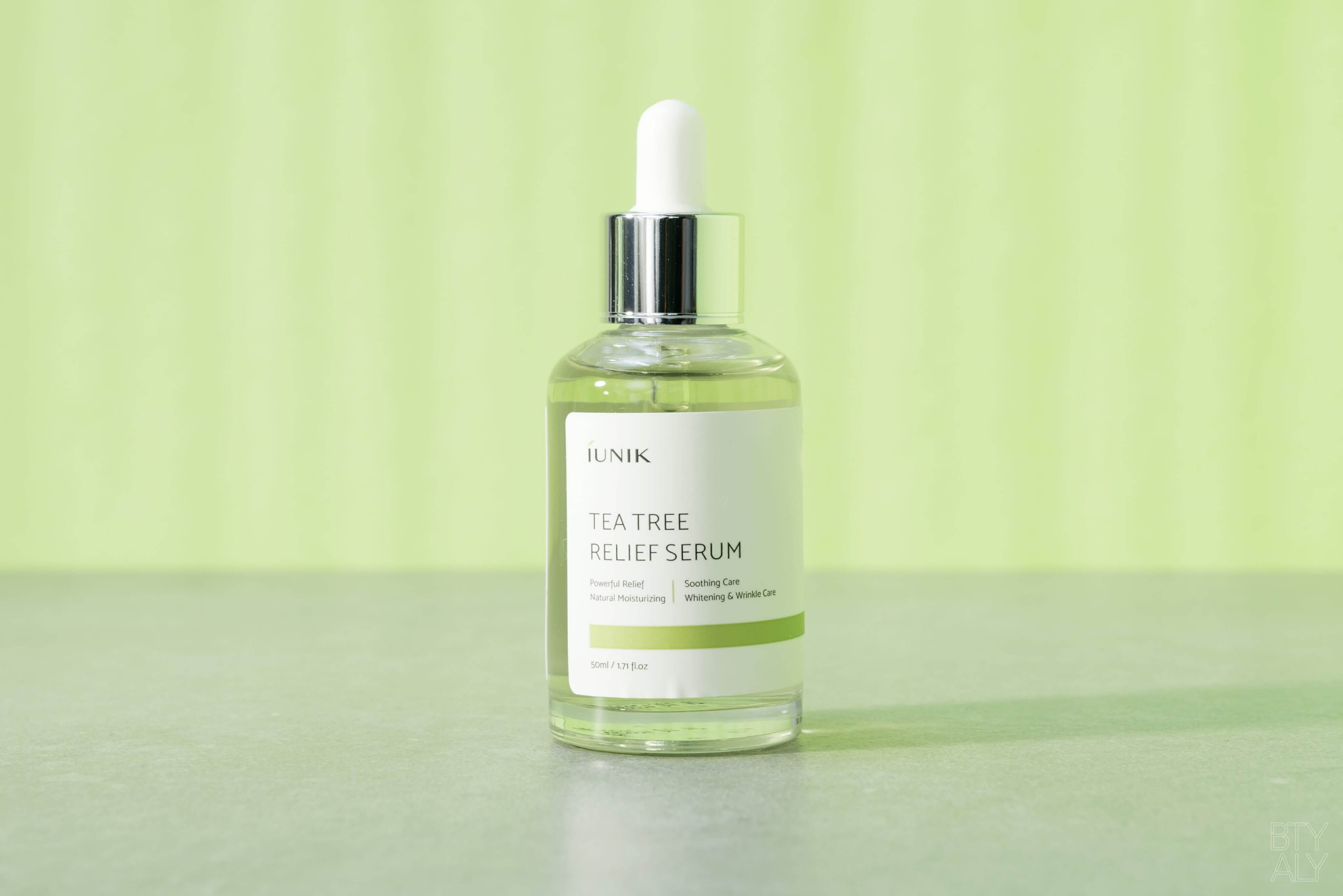 IUNIK Tea Tree serum เซรั่มรักษาสิว ปัญหาสิวที่ทุกคนต้องกลุ้มใจ ไม่ว่าจะเป็นสิวผด สิวผื่น สิวเสี้ยน สิวอุดตัน หรือสิวอักเสบ  สิวส่วนใหญ่เกิดจากความไม่สมดุลของน้ำมันในผิว ฮอร์โมน หรือสิ่งสกปรกมลพิษที่เจอกันอยู่ทุกวัน ทั้งเมคอัพ ฝุ่น ต่างๆ   IUNIK จะช่วยควบคุมความมันส่วน เกินซึ่งเป็นสาเหตุนึงของการเกิดสิว ให้สิวค่อยๆแห้ง และไม่เกิดใหม่